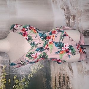 New with tags! Womens 2X Ruffled Halter Top sexy one piece bathing swimsuit